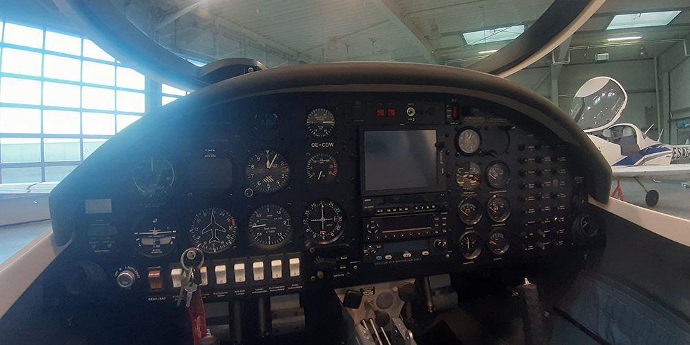 OE-CDW_FSB_Cockpit
